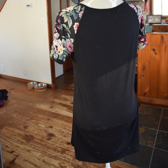 Super cute flowered T-shirt dress - Picture 2 of 7